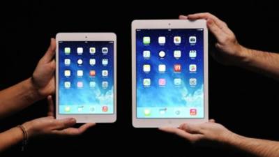 Los modelos de iPad Air (d) y iPad Mini (i), de Apple. EFE/Archivo