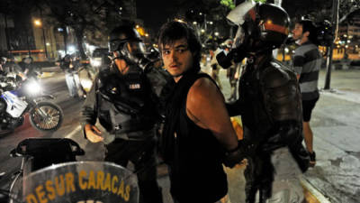 El gobierno de Venezuela amplió ayer viernes los operativos contra manifestantes radicales.