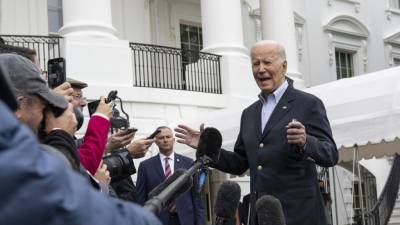 El presidente de los Estados Unidos, Joe Biden, habla brevemente con la prensa mientras camina hacia Marine One en el jardín sur de la Casa Blanca.