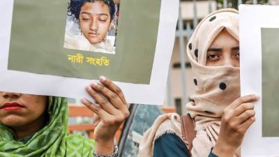 Mujeres sostienen pancartas con la foto de Nusrat Jahan Rafi. Fotos: AFP