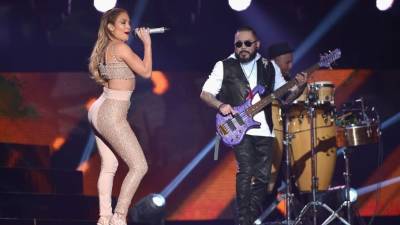 Jennnifer López cantando y bailando el 'Bidi bidi bom bom' junto a Abraham Quintanilla III.