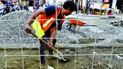 Las obras se están desarrollando con menos del 50% de los trabajadores que se necesitan.