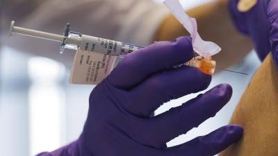 Destaca la promoción de vacunas y refuerzos para el personal escolar.