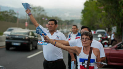 Simpatizantes del partido Arena repartieron volantes durante el cierre de campaña.