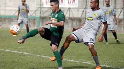 El delantero del Marathón, Darvis Arguera, domina el balón ante la marca de jugador del Parrillas One. Foto Neptalí Romero