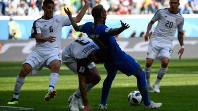 Giancarlo Gonzalez González alcanzó a tocar Neymar, pero fue un contacto leve. Foto AFP