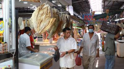 Un discreto movimiento de consumidores reportan los vendedores de mercados previo a la Semana Santa. El pescado seco, que anteriormente generaba buenos ingresos, en la actualidad es poco apetecido. Fotos: Melvin Cubas.