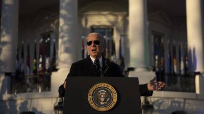 Biden afirma que Estados Unidos tiene la “obligación moral” de regular más las armas de fuego al recordar la masacre de Sandy Hook.