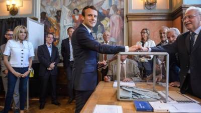 Emmanuel Macron al momento de ejercer el sufragio en las elecciones del domingo en una mesa de votación en Le Touquet, en el norte de Francia