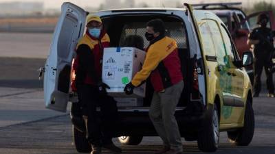 Se estima que la vacuna llegue a los adultos mayores y los enfermos crónicos, que representan aproximadamente 5 millones de personas en Chile.