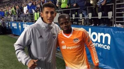 Alex Mejía quiere jugar en la Selección de Honduras. En la imagen aparece junto al catracho Boniek García, del Houston Dynamo.