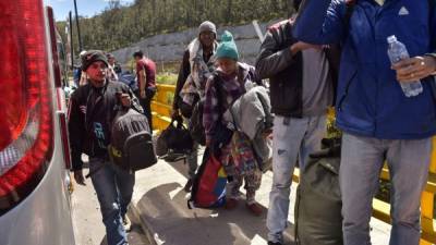 Un grupo de migrantes venezolanos que viajan a Perú en autobús, hacen una parada en las afueras de Quito. AFP