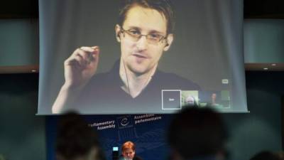 Snowden está asilado en Rusia.