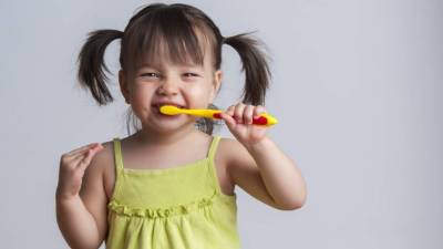 Un cepillo de formas y colores divertidos aumentará el interés del niño por lavarse los dientes.