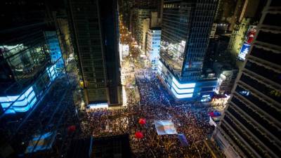 Las protestas suben de intensidad y se espera que para mañana más de cien mil personas inunden las calles.