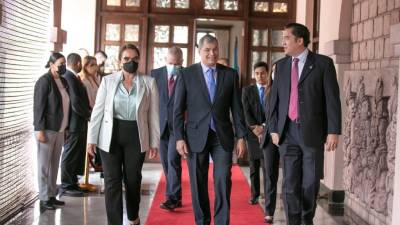 Rafael Correa ha sostenido diversas reuniones con el Gobierno de Xiomara Castro y otros sectores para abordar temas económicos.