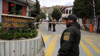La policía de Bolivia resguarda la embajada de México en La Paz tras acusar a España de intentar ayudar a un allegado de Morales a escapar de la legación./AFP.