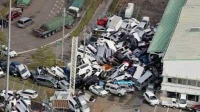 Japón se recupera este miércoles de los estragos causados por el poderoso tifón Jebi, que dejó al menos 11 muertos, 600 heridos y cuantiosos daños materiales como vehículos volcados e infraestructuras destruidas por los potentes vientos que azotaron el archipiélago.