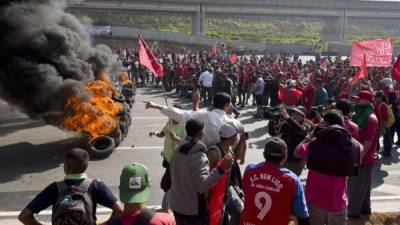 Trabajadores quemaron llantas en las cercanías del estadio de Sao Paulo.