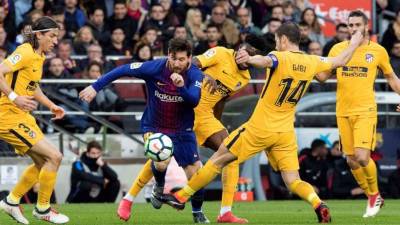 GRAF4741. BARCELONA, 04/03/2018.- El delantero argentino del FC Barcelona Lionel Messi con el balón ante los jugadores del Atlético de Madrid, durante el partido de la vigésimo séptima jornada de Liga que disputan en el estadi Nou Camp.EFE/Marta Pérez