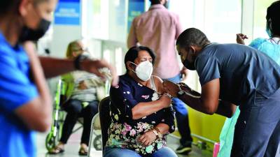 La población vacunada puede resultar afectada si llegara a contagiarse de las nuevas variantes del covid-19.