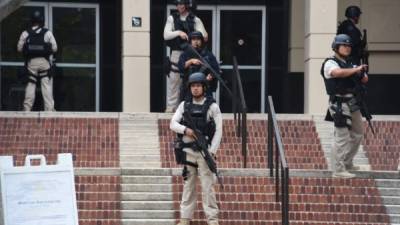 Tras el tiroteo, la policía llegó de inmediato al campus universitario, uno de los más conocidos de Estados Unidos
