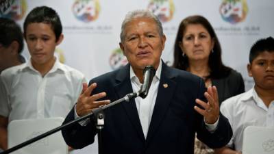 El candidato presidencial por el Farabundo Martí de Liberación Nacional (FMLN), Salvador Sánchez Cerén, pronuncia un discurso durante un acto de campaña en el Centro Internacional de Convenciones en San Salvador, El Salvador el 14 de enero de 2014. AFP
