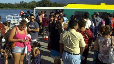 Decenas de personas llegaron ayer al puerto ceibeño desde Roatán y Utila, adonde estuvieron estacionados.