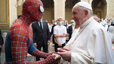 Un artista sorprendió al Papa Francisco disfrazado de Spider Man./AFP.
