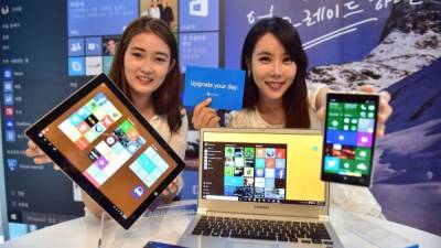 Dos modelos promocionales muestran los dispositivos instalados con Windows 10 en Corea.