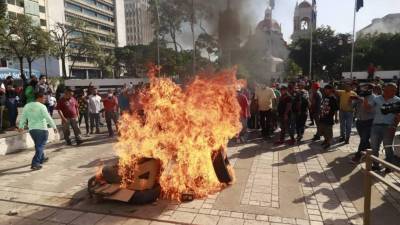 Un verdadero caos está viviéndose en el centro de San Pedro Sula luego de que vendedores ambulantes protestaran contra las autoridades de la ciudad.