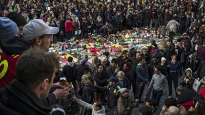 Cientos de personas rindieron homenaje a las víctimas de los atentados en el aeropuerto de Bruselas.