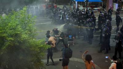 La Policía de EUA lanzó gases lacrimógenos y granadas de humo contra decenas de manifestantes en Phoenix (Arizona) durante una protesta anti-Trump. Agentes antimotines sofocaron la protestas tras el discurso del presidente estadounidense, Donald Trump, en dicha localidad.