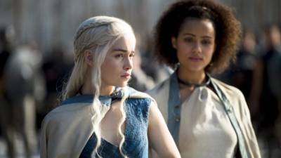 Emilia Clarke y Nathalie Emmanuel.
