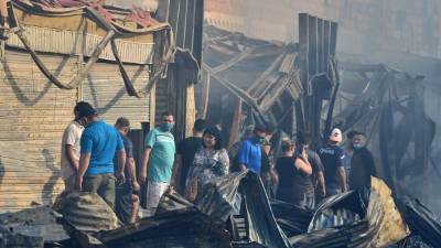Vendedores afectados por el incendio, que fue controlado a primeras horas de hoy, clamaban por ayuda estatal para volver a abrir el mercado y recursos para reponerse de las pérdidas. AFP