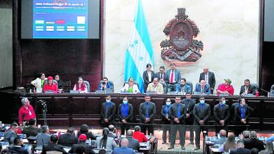 La celebración de una consulta popular solamente podrá ser aprobada por el Congreso.
