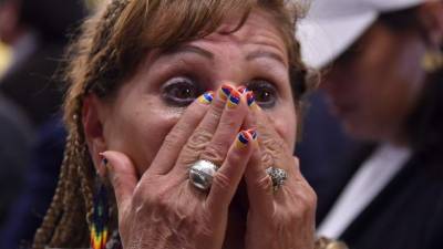 Una mujer llora tras conocer los resultados en contra del acuerdo de paz en Colombia.