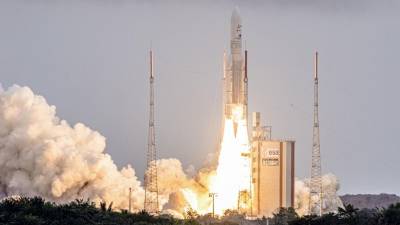 Moementpo en el que el cohete Arianne 5 despegaba con el poderoso telescopio, desde el centro espacial de la Agencia Espacial Europea, ubicado en Kourou, en la Guayana Francesa