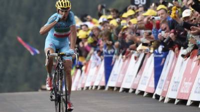 Nibali cruzando la meta después de 161.50 km en la etapa 10.