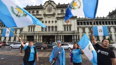 La gente celebra la renunicia del presidente de Guatemala, Otto Pérez Molina.