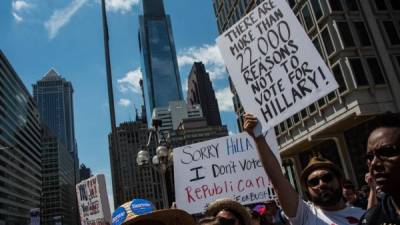 Las protestas contra Clinton se multiplican tras la filtración de los correos electrónicos de líderes demócratas. AFP.