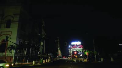 <b>Así lucía la tercera avenida la noche del martes por un corte de energía. Foto: Melvin Cubas.</b>