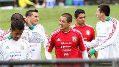 Javier 'Chicharito' Hernández (c) bromea con sus compañeros de equipo hoy, martes 3 de agosto de 2013, durante un entrenamiento en el Centro de Alto Rendimient (CAR) de Ciudad de México (México). EFE