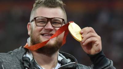El atleta polaco Pawel Fajdek disfrutó de una celebración de tal calibre tras la victoria que en plena borrachera pagó con la medalla de oro a un taxista pequinés, y la presea tuvo que ser recuperada más tarde por la policía.