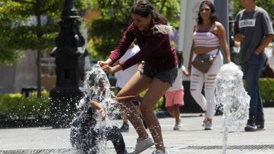 México hace frente a una tercera ola de calor que dejan al menos ocho muertos en lo que va del año.