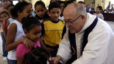 El padre Saturnino, hace dos años, saludando a niños en la catedral de San Pedro Apóstol. Fotos: Amílcar Izaguirre.