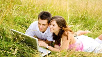 La demostración de amor total ahora se da en el mundo virtual. Foto/archivo EFE