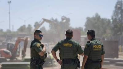 Agentes de la Patrulla Fronteriza de EEUU observan como avanza la construcción del muro fronterizo en Calexico./EFE.