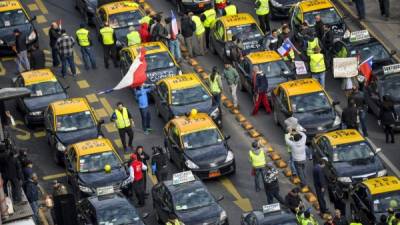Centenares de taxistas se han pronunciado en Santiago contra la aplicación Uber. Foto: AFP.