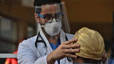 Un médico revisa a una paciente en un hospital de Tegucigalpa. Foto: AFP
